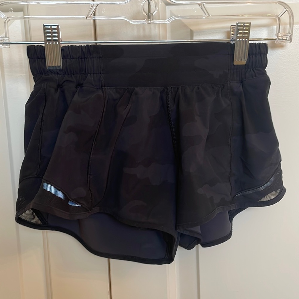 Lululemon Hotty Hot Low-Rise Lined Short 2.5
